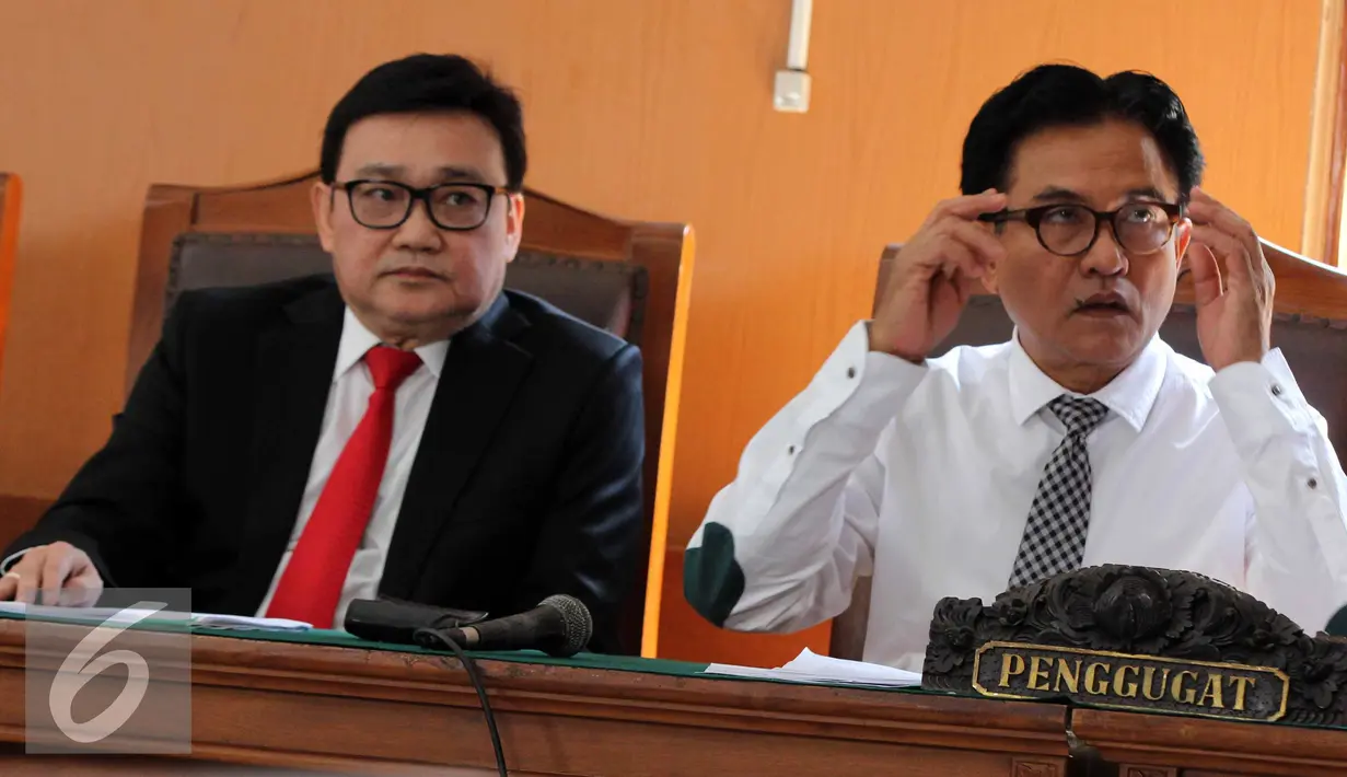 Kuasa hukum mantan Menteri BUMN Dahlan Iskan, Yusril Ihza Mahendra menilai Kejaksaan Tinggi (Kejati) DKI Jakarta tidak memiliki dasar kuat dalam menetapkan kliennya menjadi tersangka, PN Jaksel, Senin (27/7/2015). (Liputan6.com/Helmi Afandi)