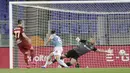 Pemain AS Roma, Henrikh Mkhitaryan, mencetak gol ke gawang Lazio pada laga Liga Italia di Stadion Olimpico, Roma, Minggu (16/5/2021). AS Roma menang dengan skor 2-0. (AP/Andrew Medichini)