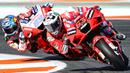 Kejar mengejar posisi teratas juga tak kalah seru. Saat balapan tersisa 12 lap, tepatnya di Turn 14, Bagnaia akhirnya sanggup menyalip Martin. (AFP/Jose Jordan)