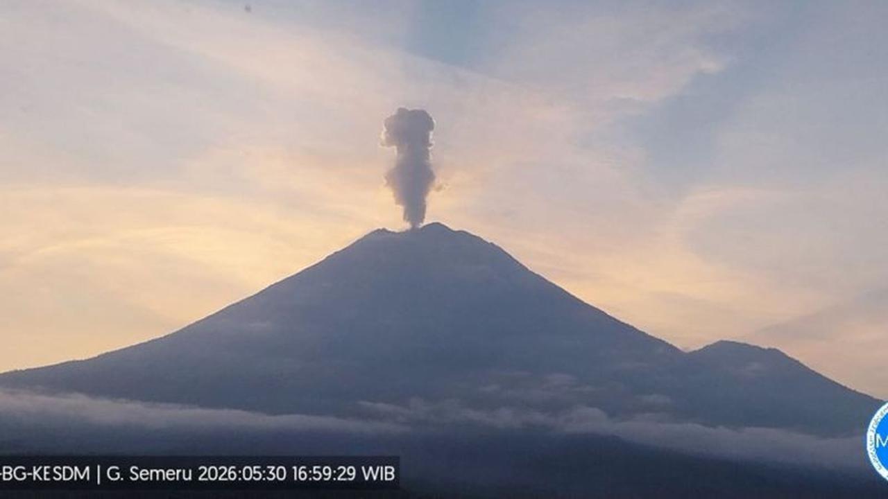 Gunung Semeru Erupsi Setinggi 1 Km, Status Siaga Ditetapkan untuk Warga