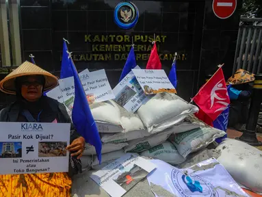 Masyarakat dari Koalisi Rakyat untuk Keadilan Perikanan (KIARA) berunjuk rasa di Kementerian Kelautan dan Perikanan (KKP), Jakarta Pusat, Kamis, (10/10/2024). (merdeka.com/Arie Basuki)