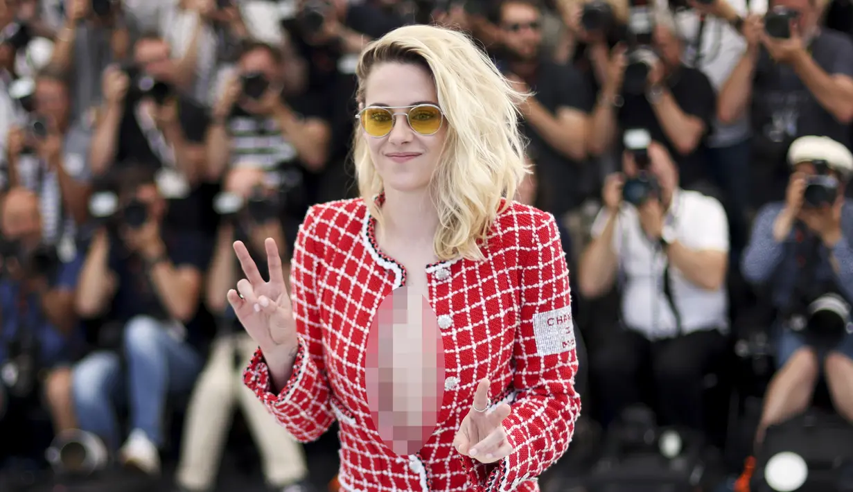 Kristen Stewart berpose untuk fotografer pada sesi pemotretan untuk film Crimes of the Future di Festival Film Cannes, Prancis, 24 Mei 2022. (Photo by Vianney Le Caer/Invision/AP)