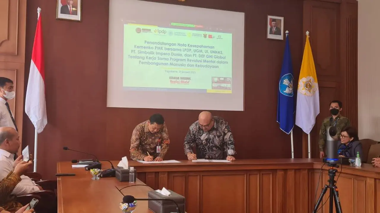 Penandatangan kerja sama aplikasi Ruang Digital Keluarga antara Kemenko PMK dan DEFGHI. Dok: DEFGHI