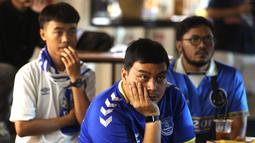 Tiga suporter Everton tampak serius menyaksikan aksi tim kesayangannya pada Roaring Night pertandingan Liga Inggris 2023/2024 antara Everton kontra Tottenham Hotspur yang diselenggarakan di Pitch 98 Kemang, Jakarta Selatan, Sabtu (3/2/2024) malam. (Bola.com/M Iqbal Ichsan)