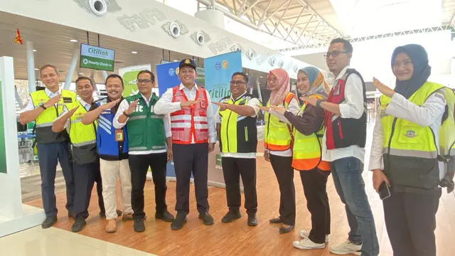 Kepala Kantor Otoritas Bandar Udara Wilayah I Soekarno-Hatta Capt Yufridon Gandoz bersama Direktur PT Bandar Udara Internasional Jawa Barat (Perseroda) Muhamad Singgih dan Executive General Manager Bandara Internasional Kertajati R Indra Crisna Seputra.