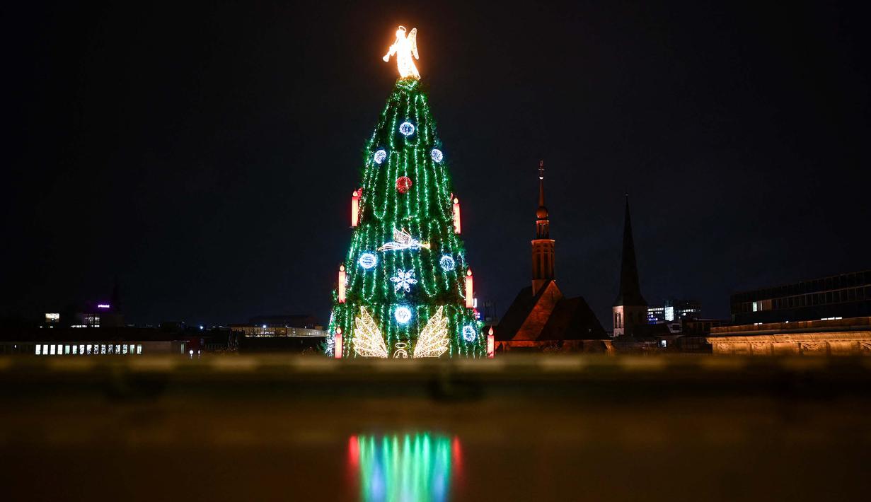 Foto yang diambil pada tanggal 27 November 2023 ini menunjukkan pohon Natal yang terbuat dari lebih dari 1000 pohon cemara merah dari wilayah Sauerland, setelah diresmikan dengan pencahayaannya, di pasar Natal di Dortmund, Jerman. Menurut penyelenggara, pohon Natal ini disebut-sebut sebagai yang terbesar di dunia. (INA FASSBENDER/AFP)