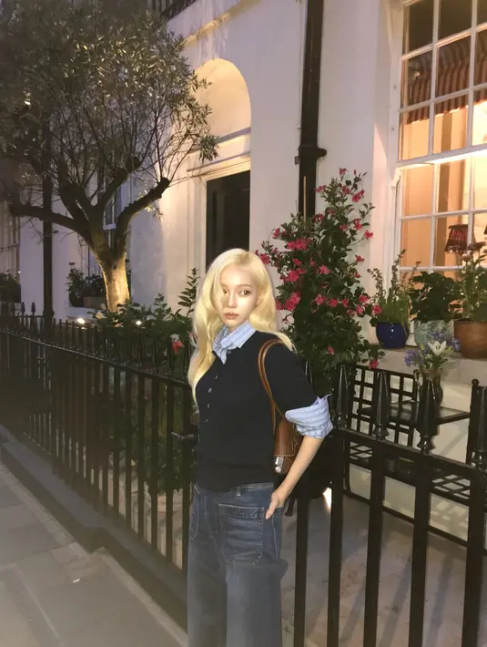 Tampilan preppy juga dikenakan Winter aespa saat berkeliling London [@imwinter]
