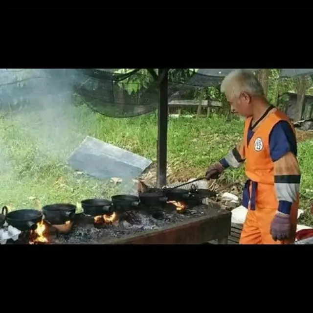 Tampil Beda, Ini 10 Potret Unik Orang Jualan Pakai Kostum Ini Niat Banget