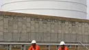 Aktivitas pengisian LNG dari Plant 26 di area kilang LNG Badak, Kaltim, Rabu (28/10). Pertagas terus melakukan terobosan dalam bisnis LNG dengan menggarap potensi pasar ritel LNG untuk industri tambang dan komersial. (Liputan6.com/Immanuel Antonius)