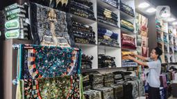 Menurut salah satu pedagang omzet pesanan baju muslim meningkat 50 persen. (Liputan6.com/Johan Tallo)