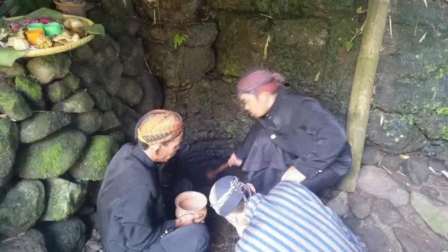 Pengambilan air suci dari tujuh mata air keramat dalam Grebeg Onje, Purbalingga. (Foto: Liputan6.com/Dinkominfo PBG/Muhamad Ridlo)