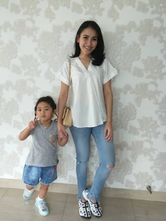 "Nggak (ke dokter), saya nggak manjain anak. Hehe. Kecuali kalau kondisinya harus ke dokter pasti saya bawa ke dokter," tutur Ayu.  (Instagram/ayutingting92)