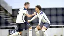 Bek Tottenham Hotspur, Toby Alderweireld (kiri) berselebrasi dengan Son Heung-Min usai mencetak gol ke gawang Leeds United pada pertandingan lanjutan Liga Inggris di Tottenham Hotspur Stadium di London (2/1/2021). Sejauh ini, Son sudah tampil sebanyak 253 laga bersama Tottenham. (AP/PoolJulian Finne