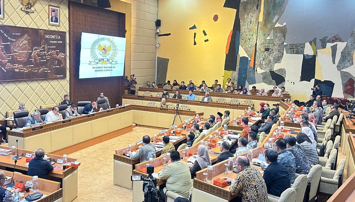 Komisi II DPR rapat dengan KPU, Kemenkumham, Kemendagri soal revisi PKPU Nomor 8 Tahun 2024 yang mengakomodir putusan MK soal ambang batas dan batas usia dalam pilkada, Minggu (25/8/2024).