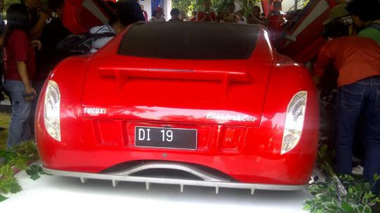 Mobil Tucuxi tiba di Solo untuk dimandikan Ki Manteb Sudarsono