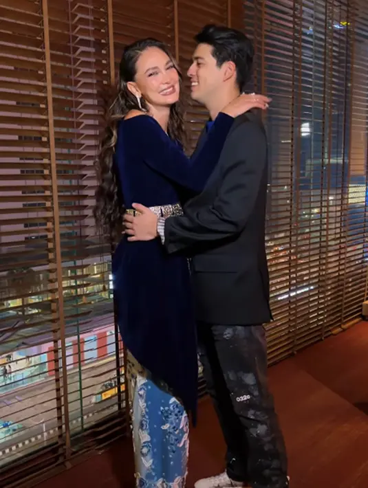 Didampingi pacar di gala premiere Sumala, Luna Maya tak bisa sembunyikan rasa bahagianya ingin memeluk Maxime. Namun dalam video singkat ini terlihat Maxime malu-malu memeluk Luna Maya. Melihat interaksi keduanya, tak sedikit netizen yang gemas. Sejak resmi pacaran, pasangan ini memang jarang umbar kemesraan apalagi ketika di depan kamera. (Liputan6.com/IG/@lunamaya)