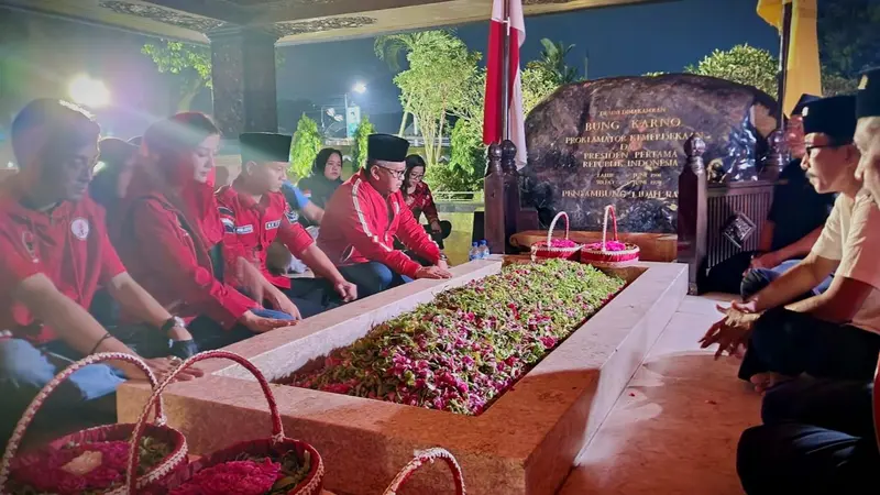 Sekjen PDIP Hasto Kristiyanto melakukan ziarah ke makam Proklamator RI, Sukarno atau Bung Karno, di Kota Blitar, Provinsi Jawa Timur.
