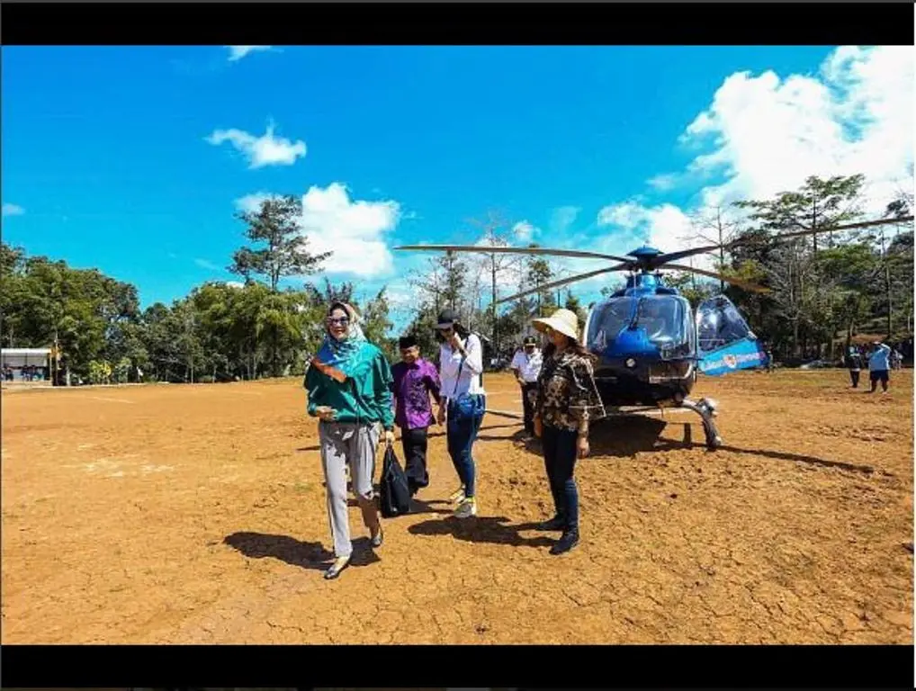 Aura Kasih jalan-jalan ke Tasikmalaya pakai helikopter (Foto: Instagram)