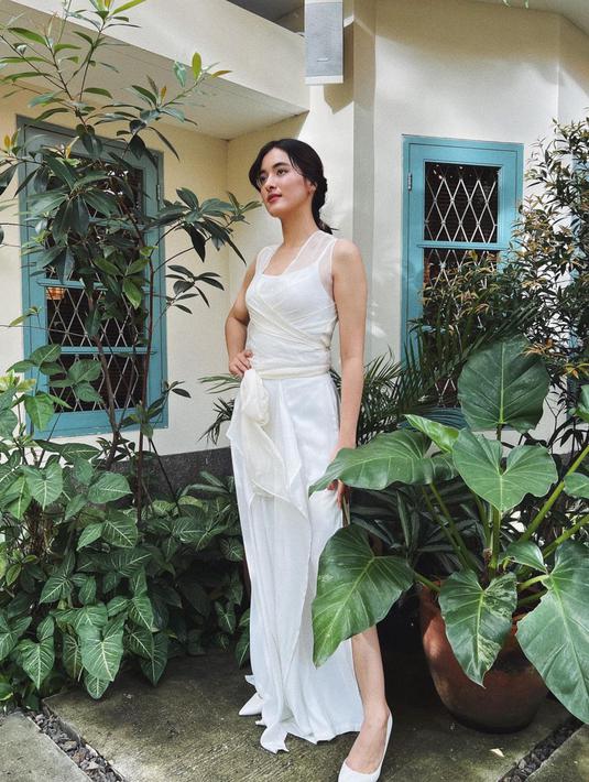 Mawar Eva de Jongh tampil mempesona dengan balutan gaun tanpa lengan berwarna putih dalam foto yang ia unggah di akun Instagram pribadinya. Jika diperhatikan, aktris keturunan Belanda-Karo ini cukup banyak membagikan foto dengan background tanaman berwarna hijau. (Instagram/@mawar_eva)
