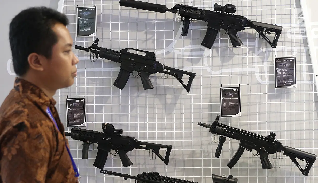 Sejumlah senjata dipajang dalam pameran Indo Security 2017 di JCC, Jakarta, Rabu (12/7). Pameran ini menampilkan masalah peralatan, masalah keamanan, masalah kebakaran yang berkaitan dengan pelayanan publik  dan penyelamatan. (Liputan6.com/Angga Yuniar)