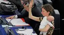 Anggota Parlemen Eropa Anneliese Dodds saat mengikuti sesi voting di Parlemen Eropa, Strasbourg , Perancis , 14 April 2016. Lucunya pada diskusi voting kali ini, wanita ini membawa serta bayinya. (REUTERS / Vincent Kessler)