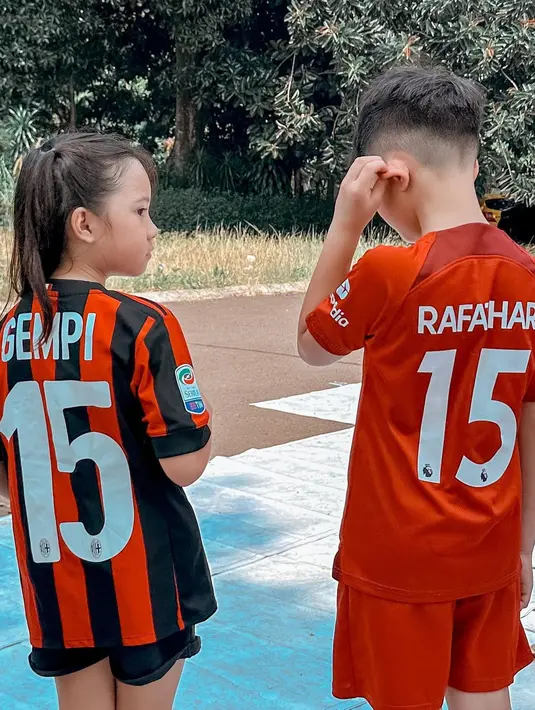 Rafathar dan Gempi terlihat kompak dengan jersey bernuansa merah dan bertuliskan angka 15 [@gisel_la]