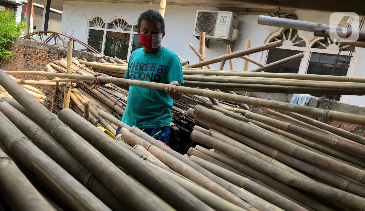 Perajin memilah bambu yang biasa digunakan sebagai tiang bendera di kawasan Manggarai, Jakarta, Kamis (6/8/2020). Bambu-bambu itu dijual dengan harga bervariasi, mulai dari Rp15ribu hingga Rp35ribu, tergantung ukurannya. (Liputan6.com/Immanuel Antonius)