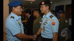 Kepala Staf Angkatan Udara (KSAU) Marsekal TNI Agus Supriatna melepas keberangkatan tim evakuasi WNI dari wilayah Yaman di Lapangan Udara Halim Perdana Kusuma, Jakarta, Kamis (2/4/2015). (Liputan6.com/Herman Zakharia)