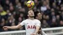 Duel pemain Tottenham, Harry Kane  (kiri) dan pemain Arsenal, Laurent Koscielny pada lanjutan Premier League di Wembley stadium, London, (10/2/2018). Tottenham menang tipis 1-0 atas Arsenal. (AP/Tim Ireland)