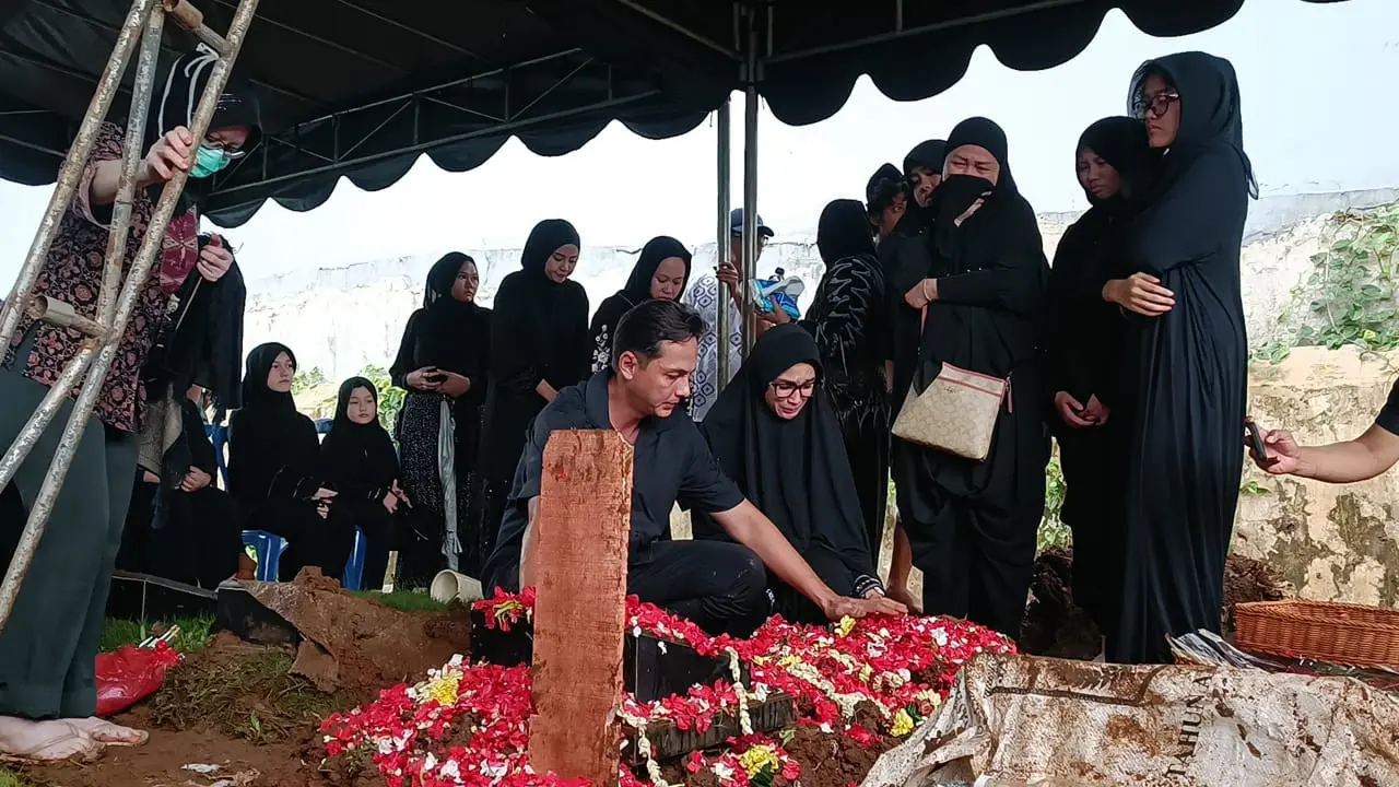 Ibunda Ussy Sulistiawaty Meninggal Dunia