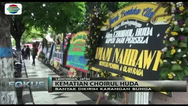 Sejumlah karangan bunga ungkapan dukacita, masih berdatangan di kediaman mendiang kiper Persela Lamongan, Choirul Huda.