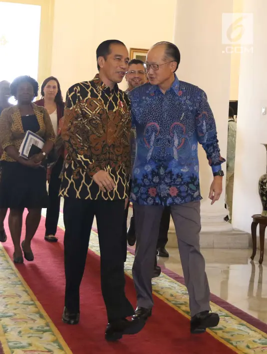 Presiden Joko Widodo (Jokowi) menyambut kedatangan Presiden Bank Dunia, Jim Yong Kim saat kunjungan kehormatan di Istana Kepresidenan Bogor, Rabu (4/7). Pertemuan membahas persiapan Annual Meeting IMF-World Bank di Bali (Liputan6.com/Angga Yuniar)