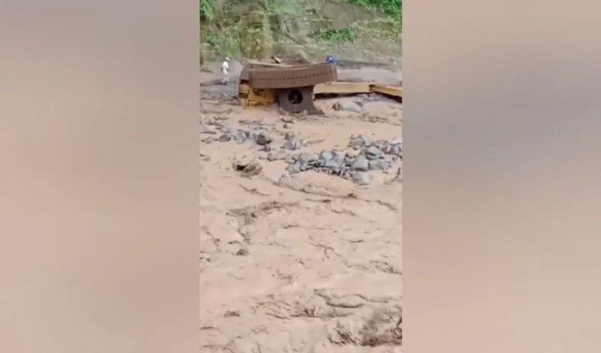 Diketahui, jasad tersebut adalah Suparman, warga Kesamben, Blitar, Jawa Timur, yang menjadi operator ekskavator tambang pasir.&nbsp;