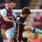 Pemain Burnley Josh Brownhill (kiri) berebut bola dengan pemain Chelsea Mason Mount pada pertandingan sepak bola Liga Inggris di Turf Moor, Burnley, Inggris, 5 Maret 2022. Chelsea menang 4-0. (Oli SCARFF/AFP)