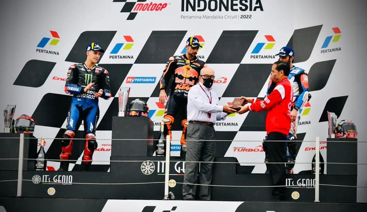 Presiden Joko Widodo memberikan penghargaan untuk CEO Dorna Sports Carmelo Ezpeleta usai laga MotoGP Indonesia 2022 di Sirkuit Mandalika, Lombok, Nusa Tenggara Barat, Minggu (20/3/2022). (Foto: Laily Rachev-Biro Pers Sekretariat Presiden)