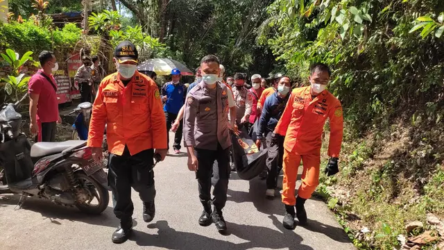 Basarnas Bali Evakuasi I Nyoman Sueni yang Terjatuh di Sungai Ayung