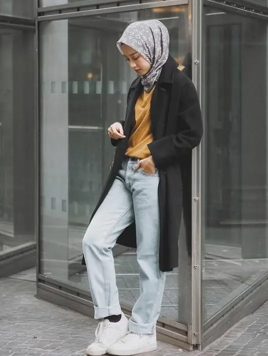Memiliki followers mencapai 1 juta, Gita kerap mengunggah potret dirinya dengan OOTD kasual yang stylish. Gaya berpakaiannya kerap menjadi inspirasi bagi para hijabers. (Instagram/gitasav).