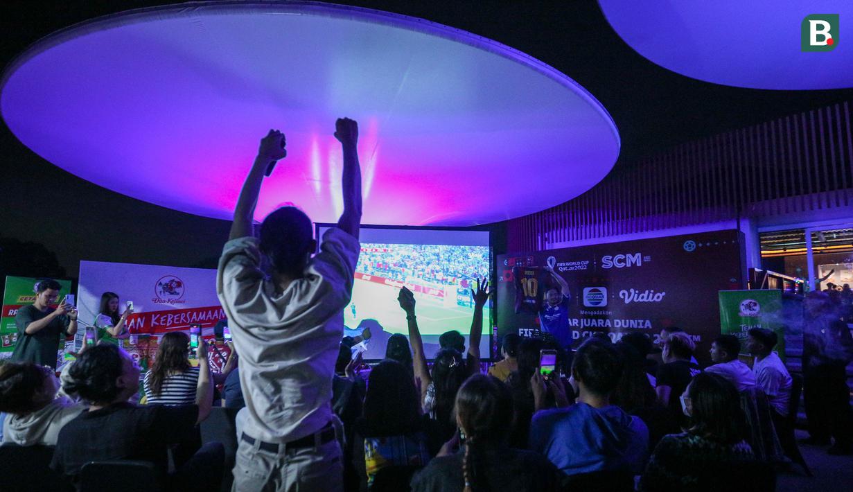 Argentina berhasil memimpin laga terlebih dahulu melalui Lionel Messi pada menit ke-23. La Pulga berhasil mencetak gol dari tendangan penalti setelah Ousmane Dembele melanggar Angel Di Maria di kotak terlarang. (Bola.com/Bagaskara Lazuardi)