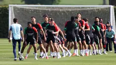 Para pemain Arsenal mengambil bagian dalam sesi latihan di pusat Pelatihan Arsenal di Colney, utara London, pada 28 April 2025. (Adrian DENNIS/AFP)