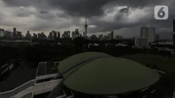 Awan hitam menyelimuti langit Jakarta, Kamis (4/11/2021). Badan Meteorologi, Klimatologi, dan Geofisika (BMKG) mengeluarkan peringatan dini potensi curah hujan tinggi dan berpotensi menimbulkan bencana hidrometeorologis di sejumlah daerah akibat adanya fenomena La Nina. (Liputan6.com/Johan Tallo)