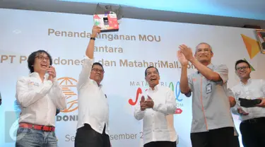 CEO MatahariMall.com Hadi Wenas,  Menkominfo Rudiantara, Chairman MatahariMall.com Emirsyah Satar, Direktur Utama PT Pos Indonesia Gilarsi WS (ki-ka) berpose usai penandatanganan MOU di Kantor Pos Indonesia, Jakarta, (7/12). (Liputan6.com/Gempur M Surya)