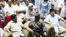 Capres 02 Prabowo Subianto berbincang dengan Ketua Dewan Kehormatan PAN Amien Rais saat menghadiri acara Syukuran dan Munajat Kemenangan Prabowo-Sandi di Padepokan Pencak Silat TMII, Rabu (24/4). (Liputan6.com/Herman Zakharia)