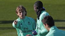 Gelandang Real Madrid, Luka Modric (kiri) berbincang dengan rekannya saat mengikuti sesi latihan di tempat latihan tim Valdebebas di Madrid, Spanyol (25/11/2019). Real Madrid akan bertanding melawan wakil Prancis, PSG pada Grup A Liga Champions di Santiago Bernabeu. (AP Photo/Manu Fernandez)