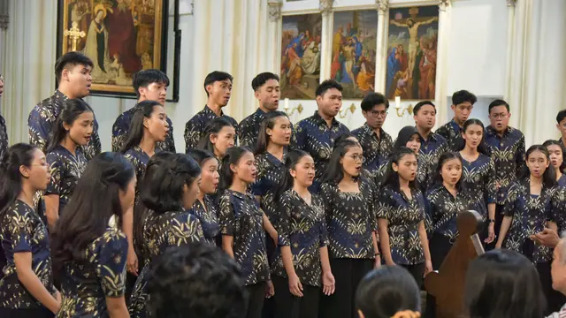 Grup Paduan Suara Voca Erudita saat tampil di Gereja Maria am Gestade, Wina, untuk merayakan 70 tahun hubungan diplomatik Indonesia-Austria pada Senin (8/7/2024).
