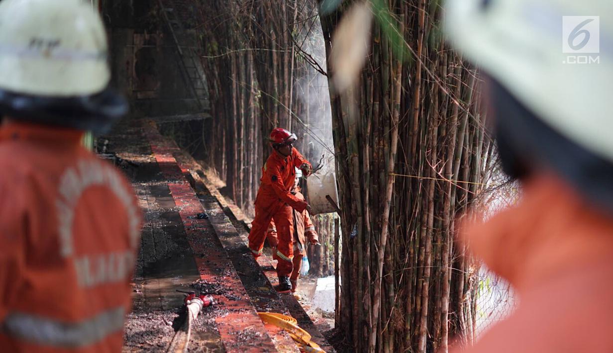 Petugas berusaha memamkan api yang membakar area kantin kampus Institut Ilmu Sosial dan Ilmu Politik (IISIP), Jakarta, Sabtu (24/8/2019). Api diduga berasal dari hubungan pendek arus listrik. (Liputan6.com/Immanuel Antonius)