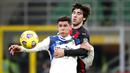 Pemain Atalanta, Matteo Pessina, berebut bola dengan pemain AC Milan, Sandro Tonali, pada laga Liga Italia di Stadion San Siro, Sabtu (23/1/2021). AC Milan takluk dengan skor 0-3. (AP/Antonio Calanni)