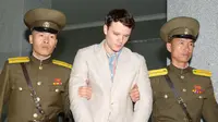 Otto Frederick Warmbier (tengah) usai menjalani persidangan di Pyongyang, Korea Utara, (16/3). Pengadilan Tinggi Korea Utara mengetuk palu menjatuhkan hukuman 15 tahun kerja paksa kepada turis Amerika Serikat. (REUTERS / Kyodo)