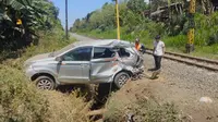 Kondisi mobil Avanza yang tertabrak Kereta Api Pandanwangi rusak parah (Hermawan Arifianto/Liputan6.com)