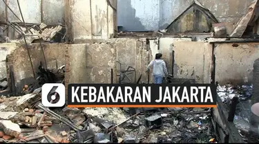 Polisi memasang garis kuning di rumah yang diduga menjadi penyebab kebakaran. Kebakaran di Jalan Kebon Jeruk, Taman Sari Jakarta Barat menghanguskan puluhan rumah. Banyak warga yang tidak bisa menyelamatkan barang-barangnya akibat kebakaran.