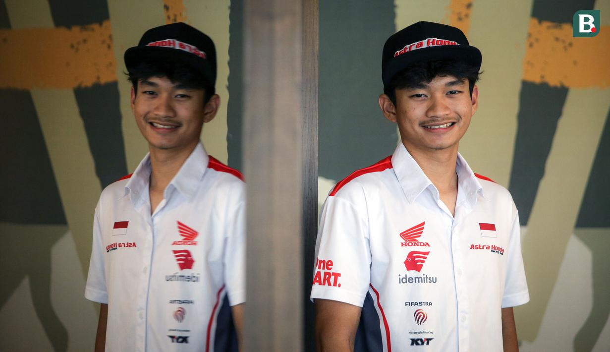 <p>Pembalap Astra Honda Racing Team, Fadillah Arbi Aditama berpose di depan fotografer setelah melakukan wawancara di Penang Bistro Gatot Subroto, Jakarta Selatan, Senin (24/07/2023). (Bola.com/Bagaskara Lazuardi)</p>